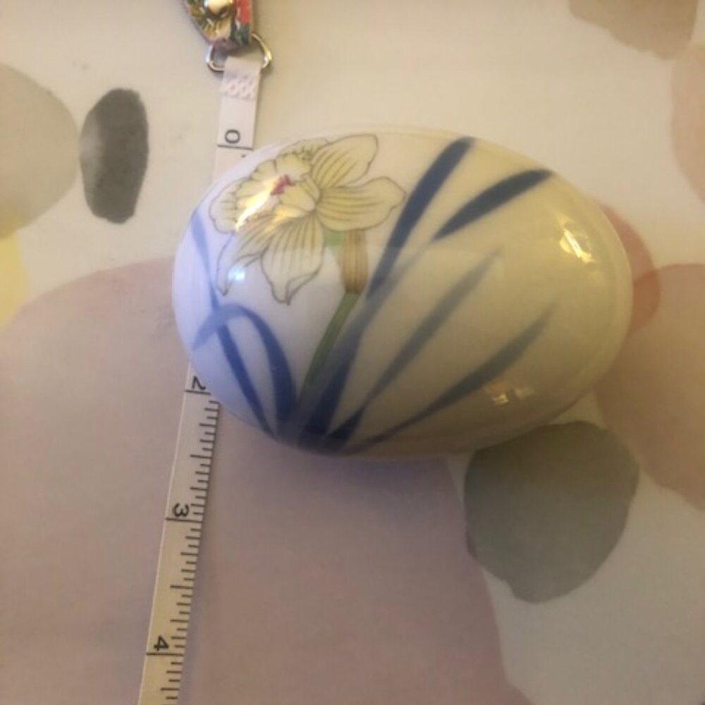 Danbury Mint Porcelain Easter Egg Trinket Box - Picture 9 of 9